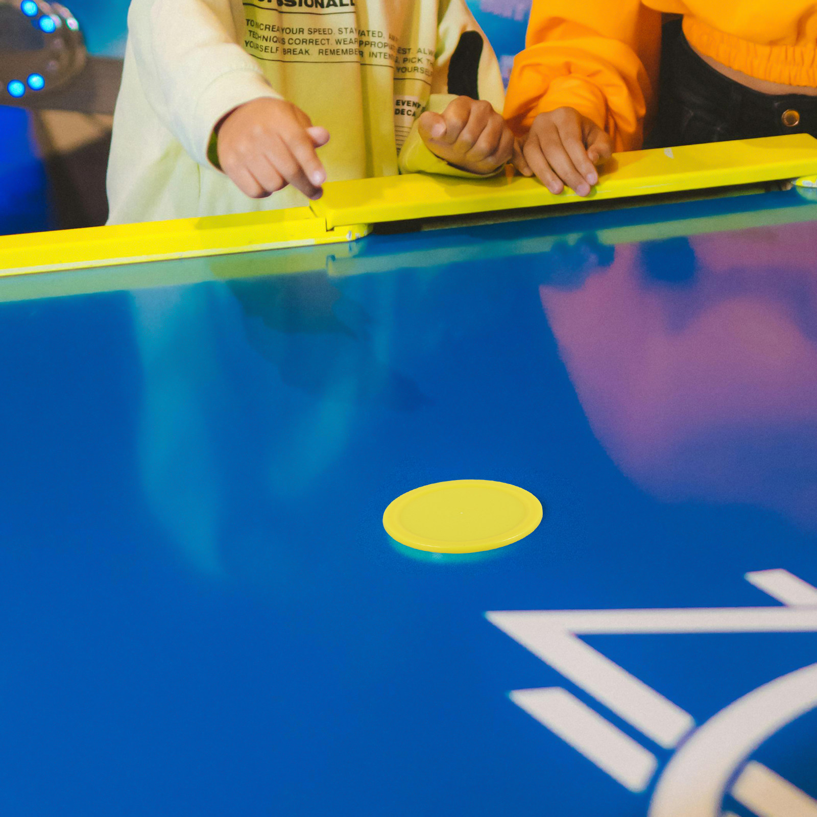 Air Hockey Table - 16個入り小型エアホッケーパック 64mm プラスチック製テーブルホッケーパック 室内ゲーム用 スムーズで安定した滑り トレーニング練習
